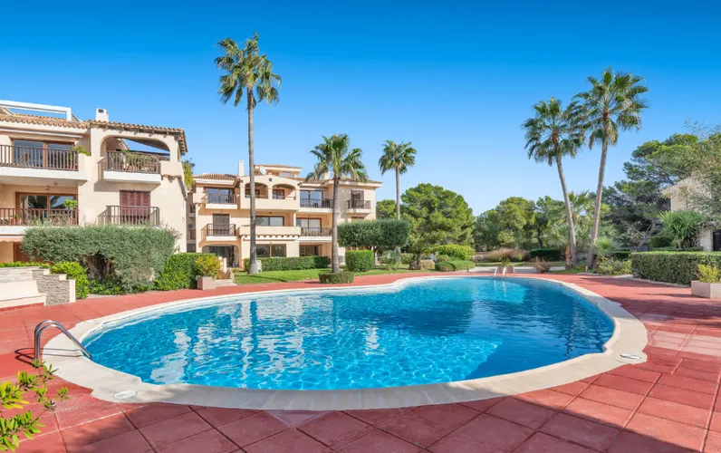 Sunny apartment with sea views and a private roof terrace