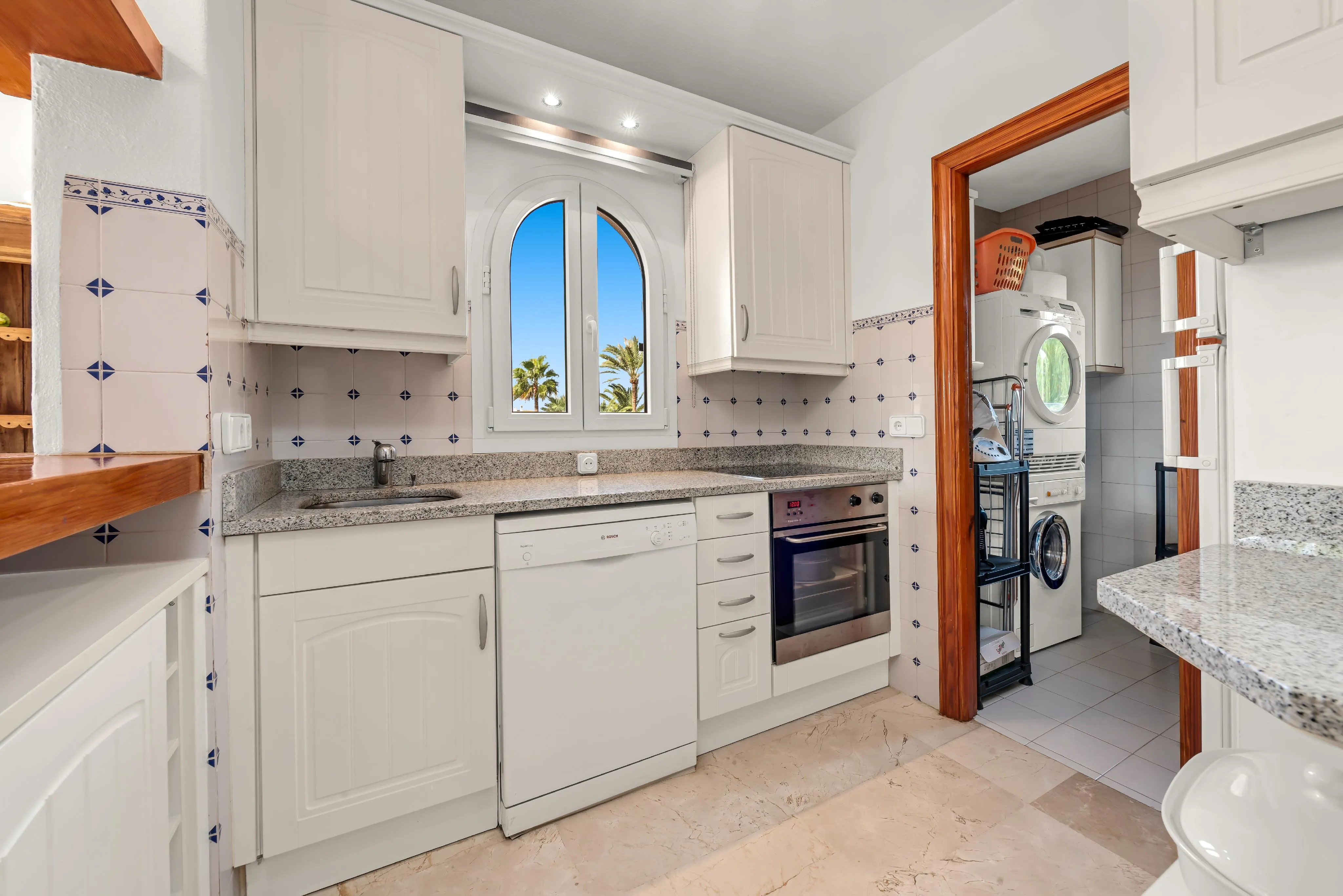 Sunny apartment with sea views and a private roof terrace-8