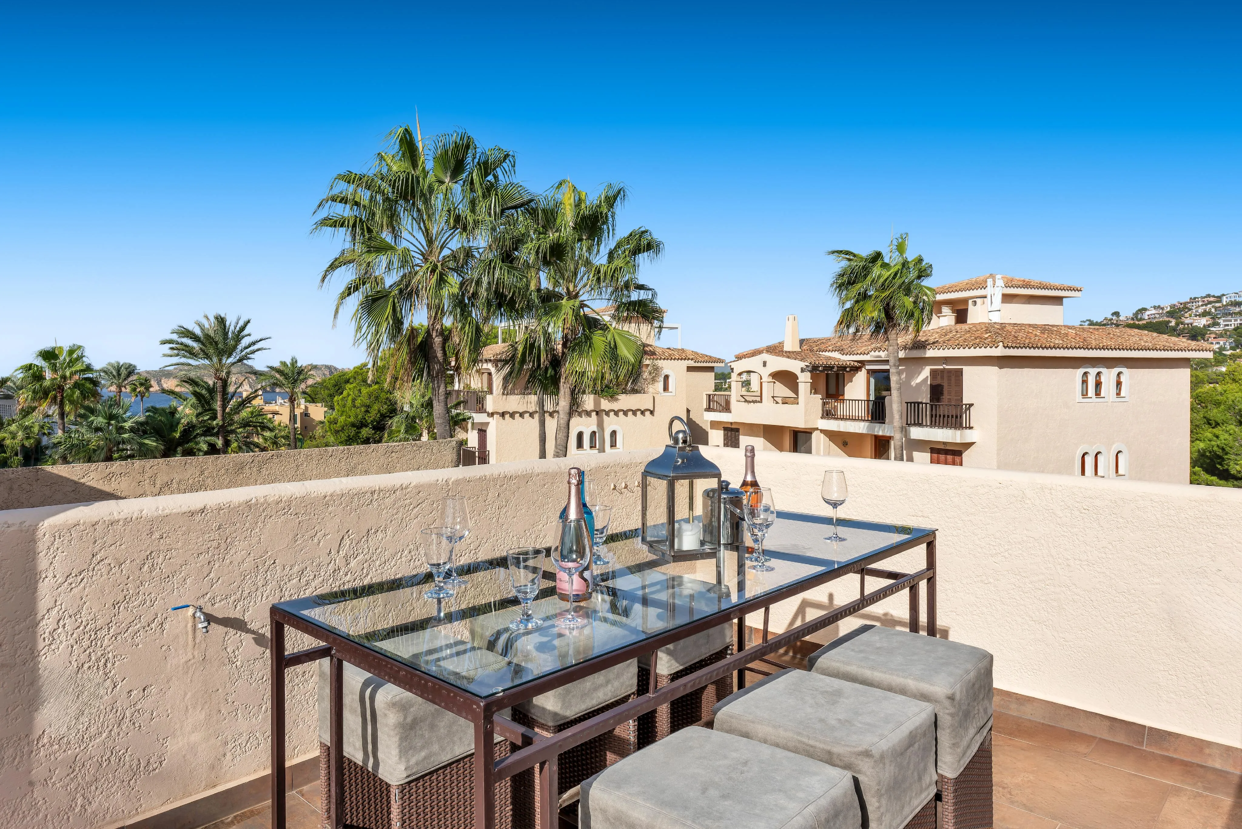 Sunny apartment with sea views and a private roof terrace-2