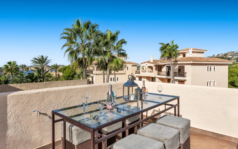 Słoneczne mieszkanie z widokiem na morze i prywatnym tarasem na dachu