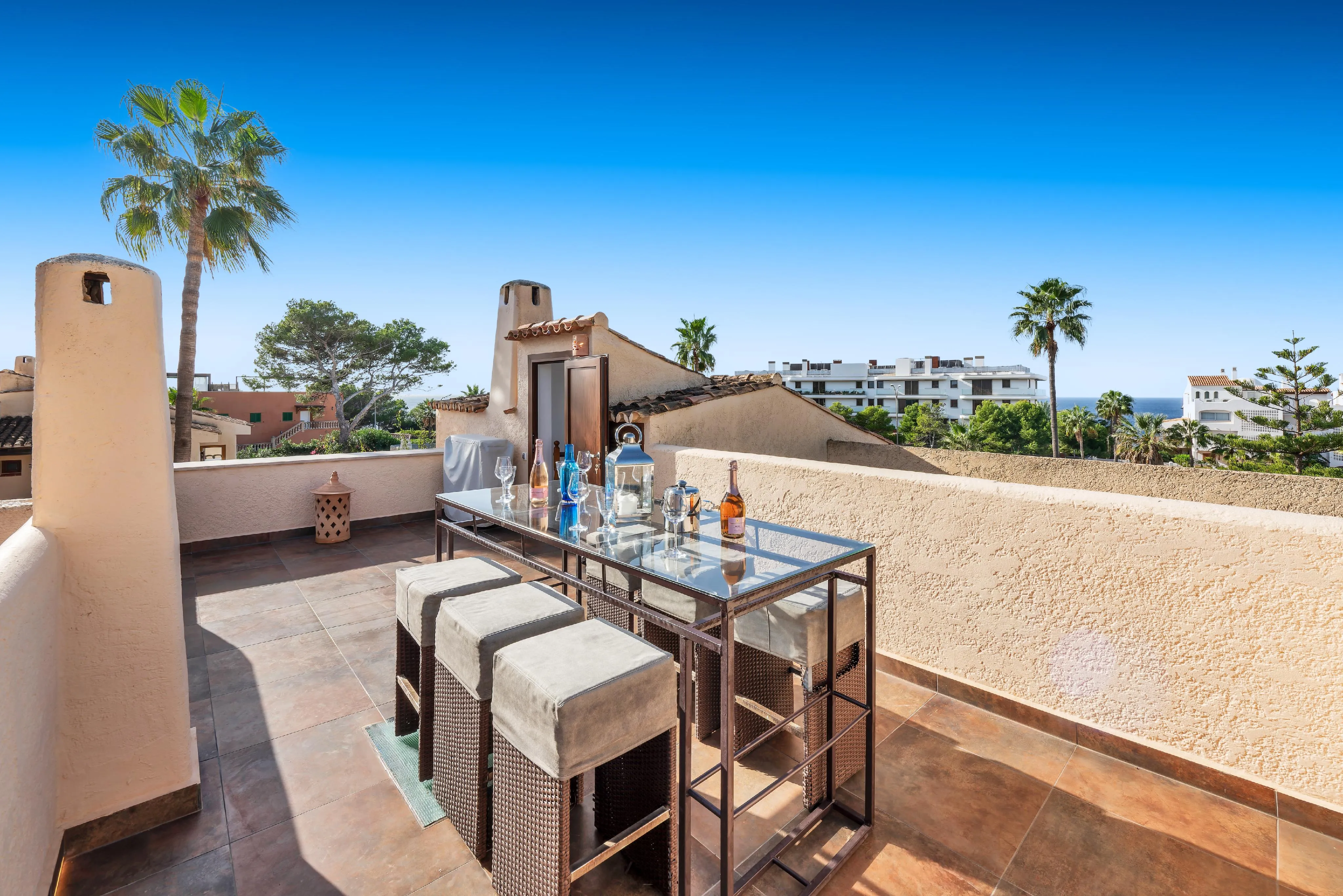 Sunny apartment with sea views and a private roof terrace-18