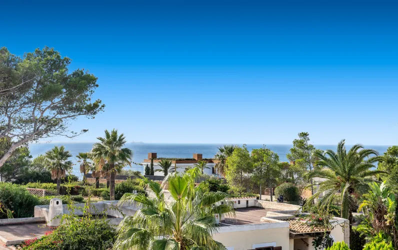 Sunny penthouse with sea views and a private roof terrace