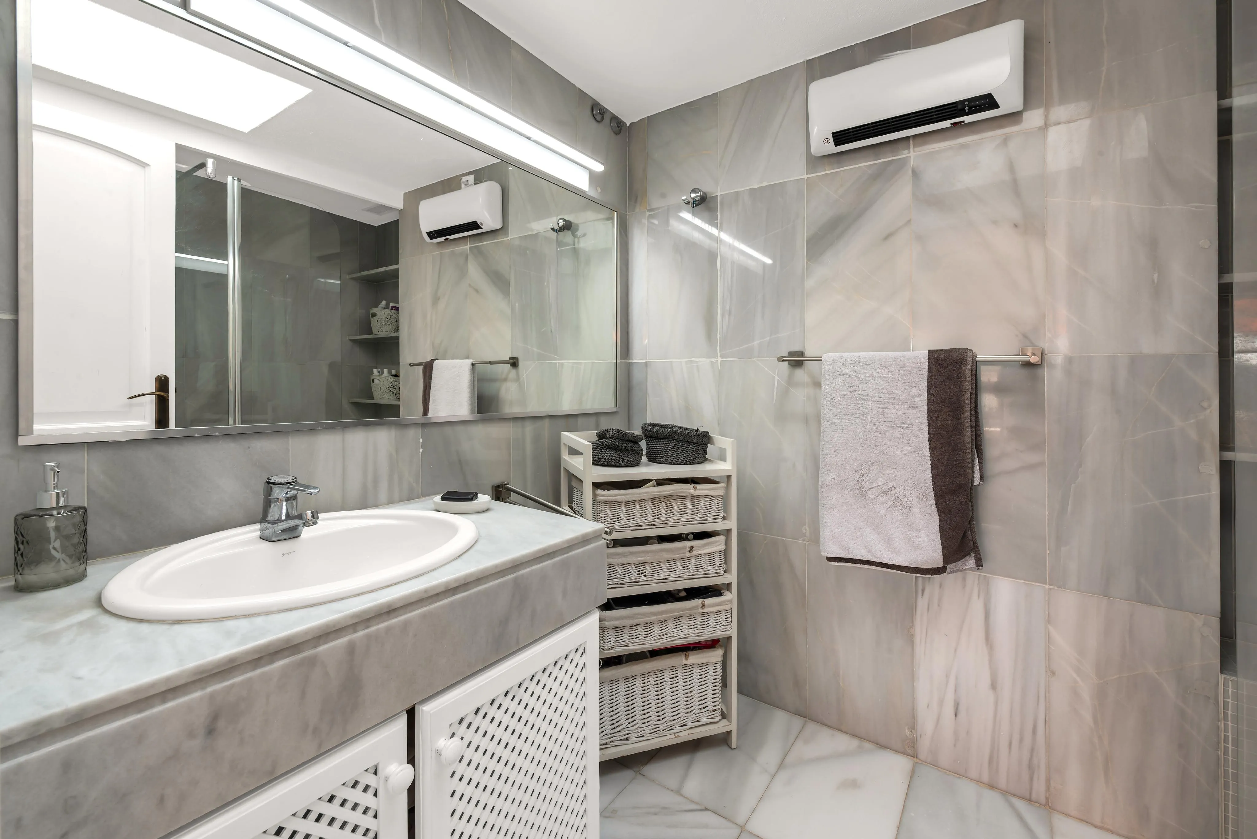 Apartament assolellat amb vista al mar i terrassa privada en el terrat-13