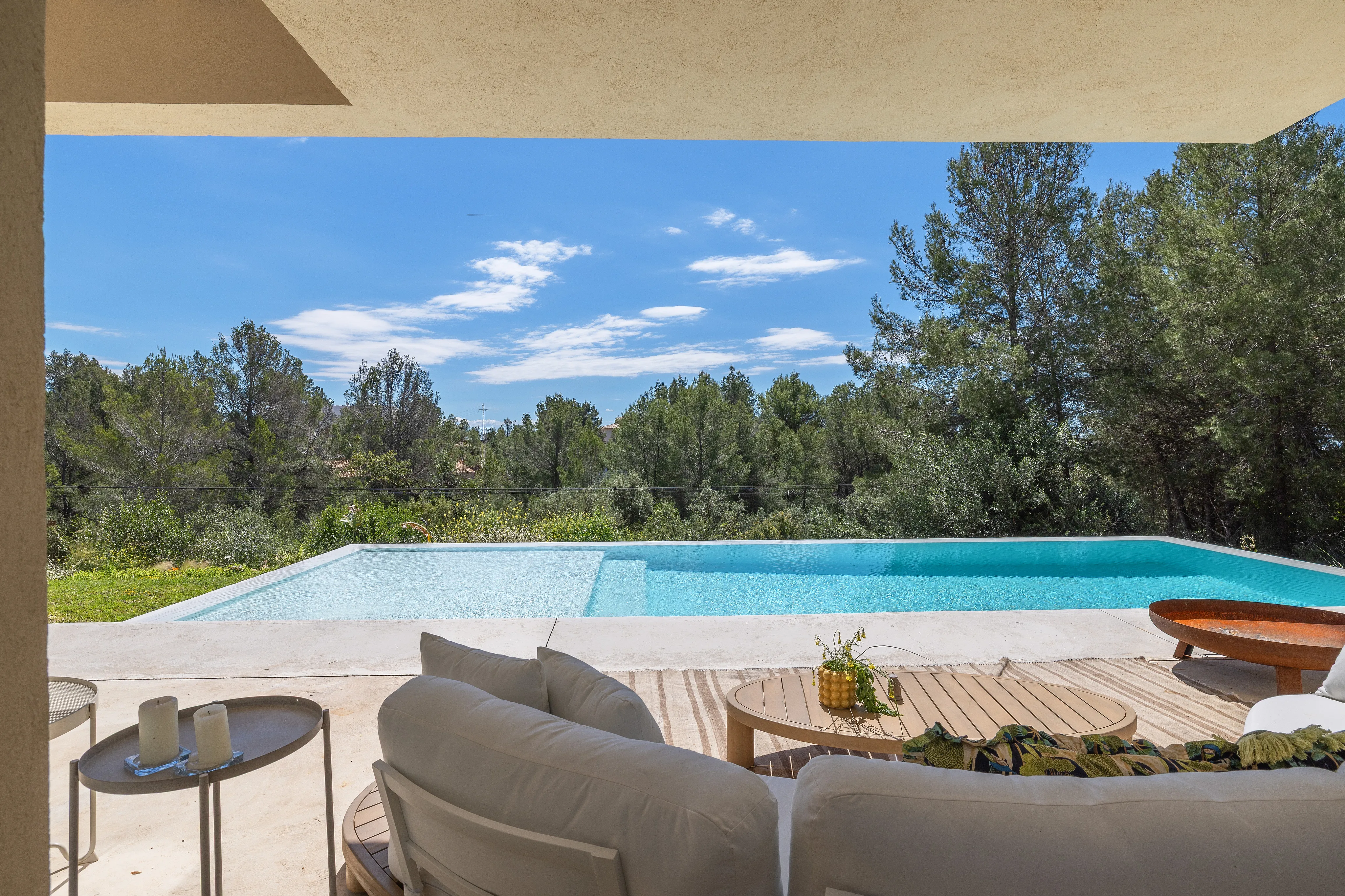 Retro-moderne villa met uitzicht in Sa Coma-23