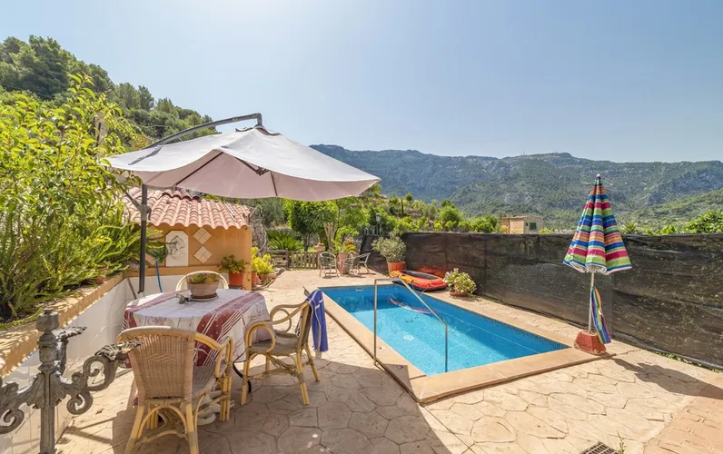 Traditionellt mallorkinskt hus med underbar utsikt över historiska Sóller.