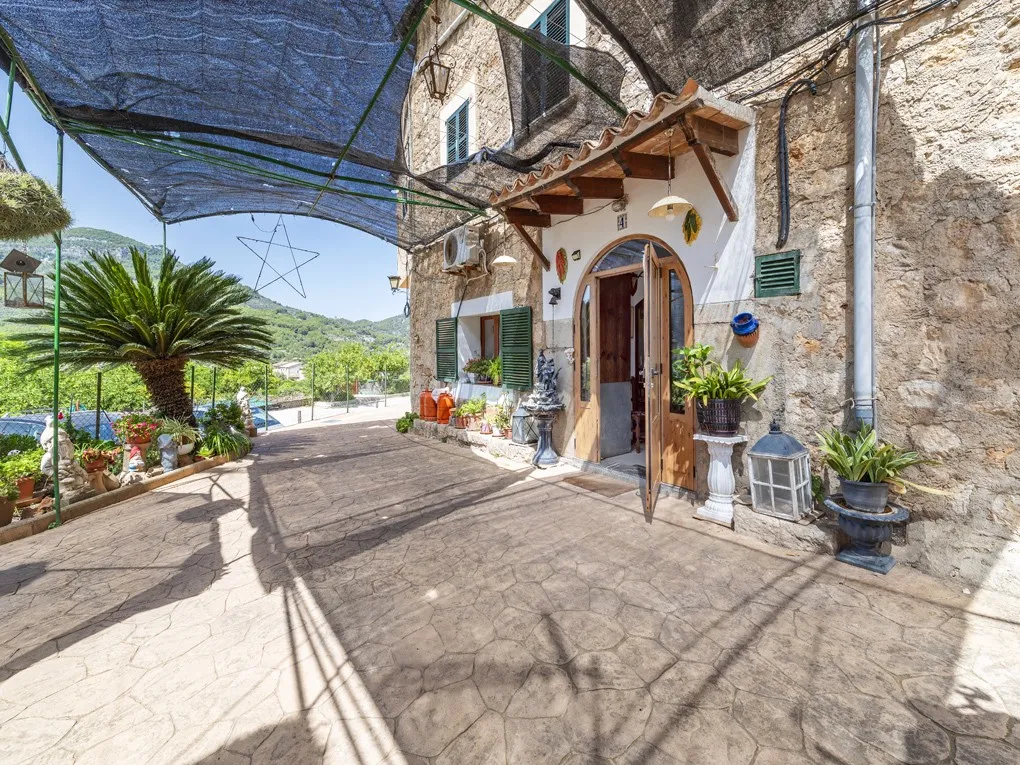Traditional mallorquin house with stunning views towards historic Sóller.-16