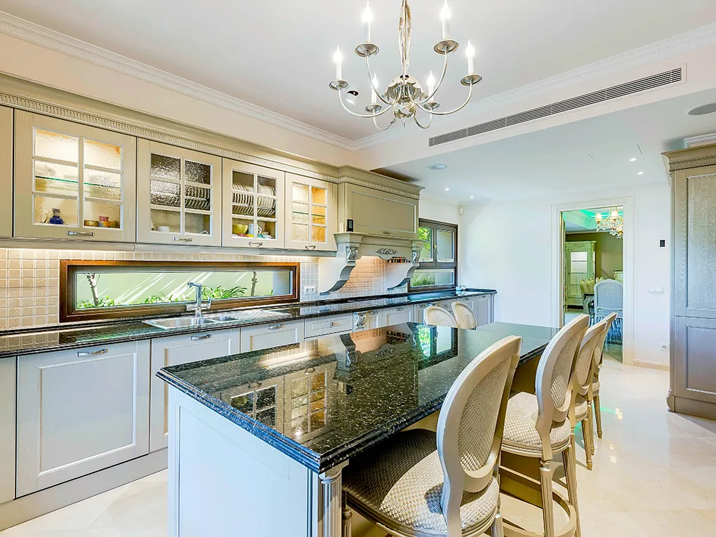 Luksusowa willa z widokiem na morze i góry-6