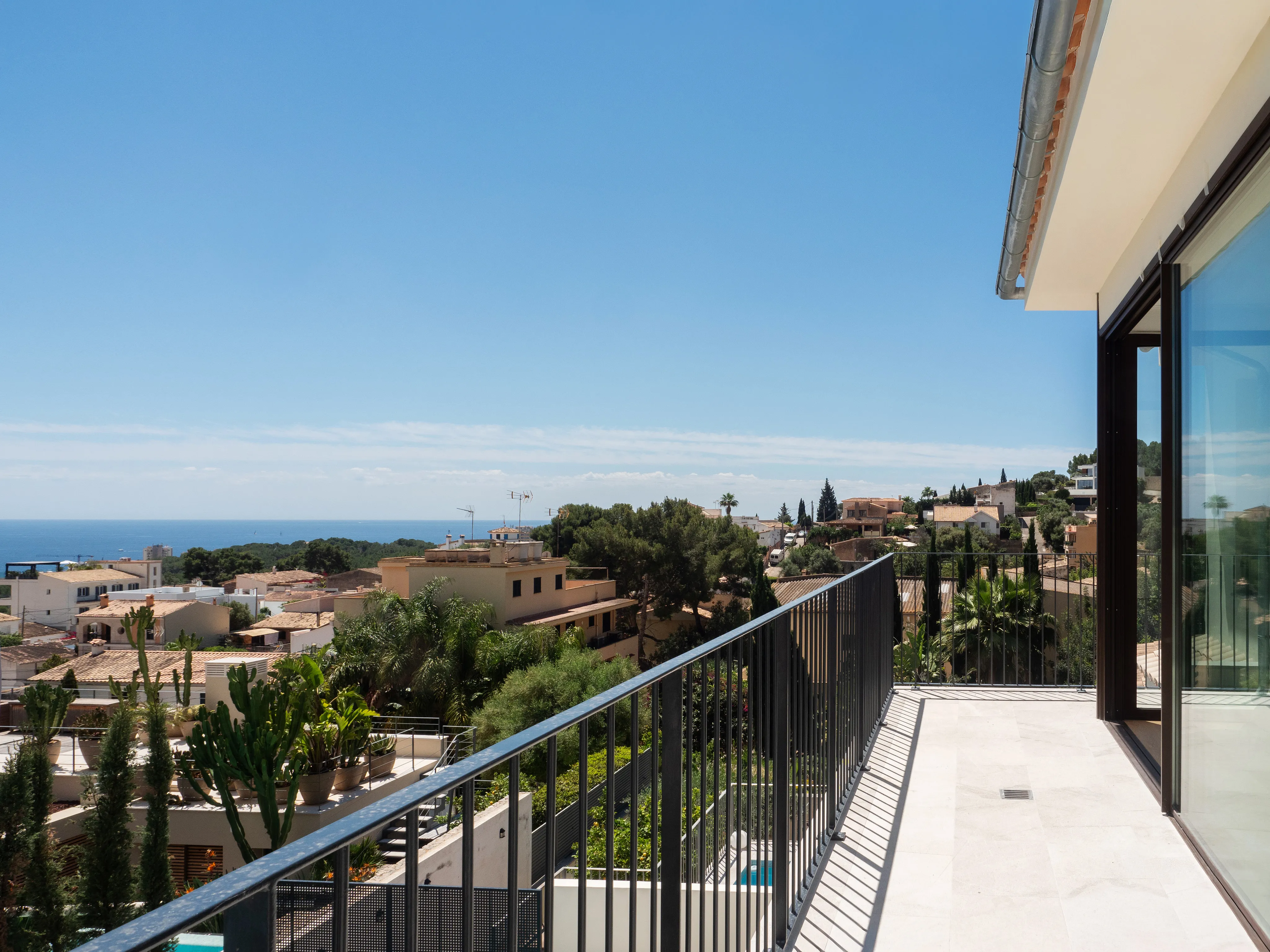 Exquisite contemporary villa with bay views in Génova-17
