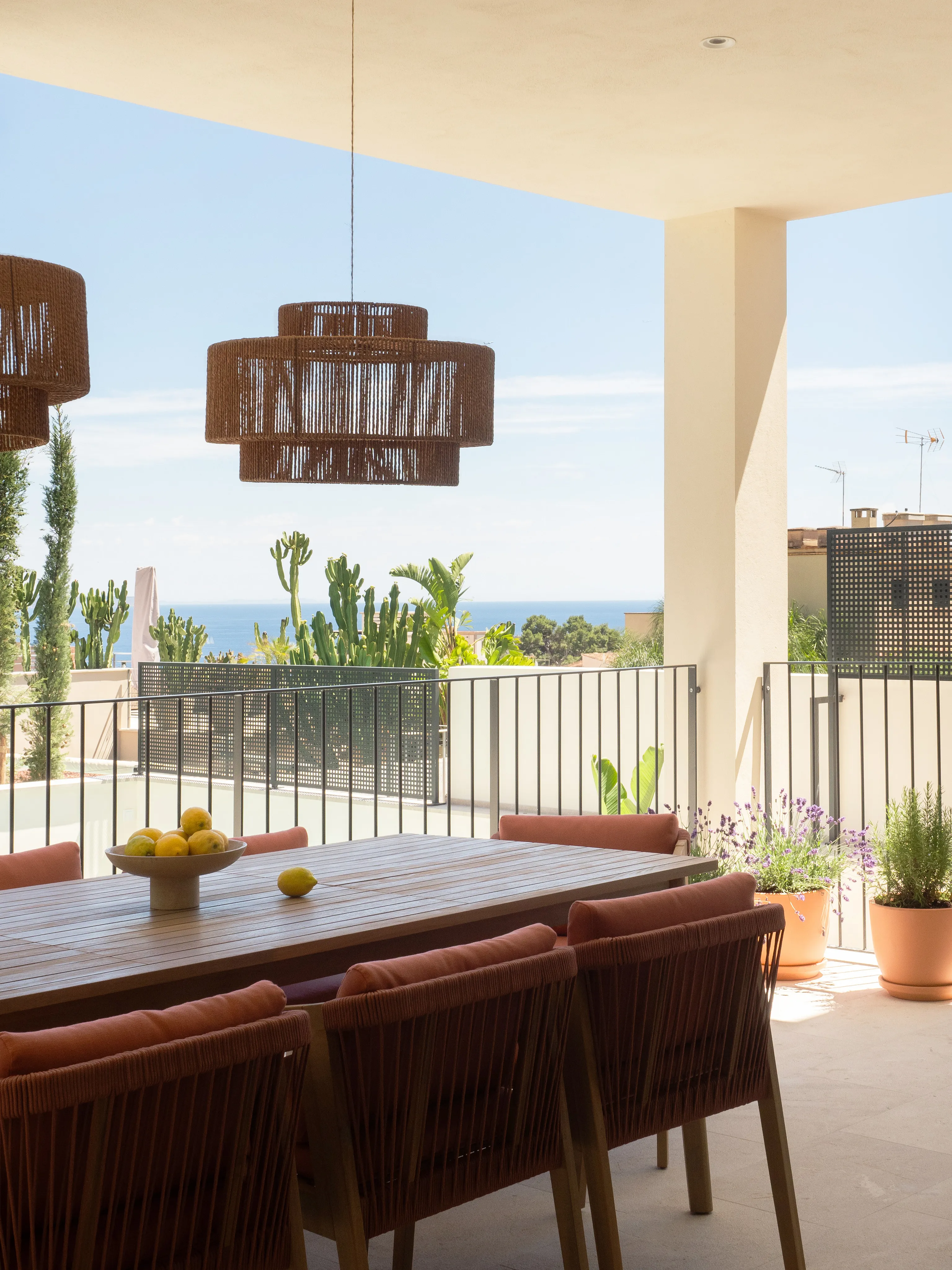 Exquisite contemporary villa with bay views in Génova-1