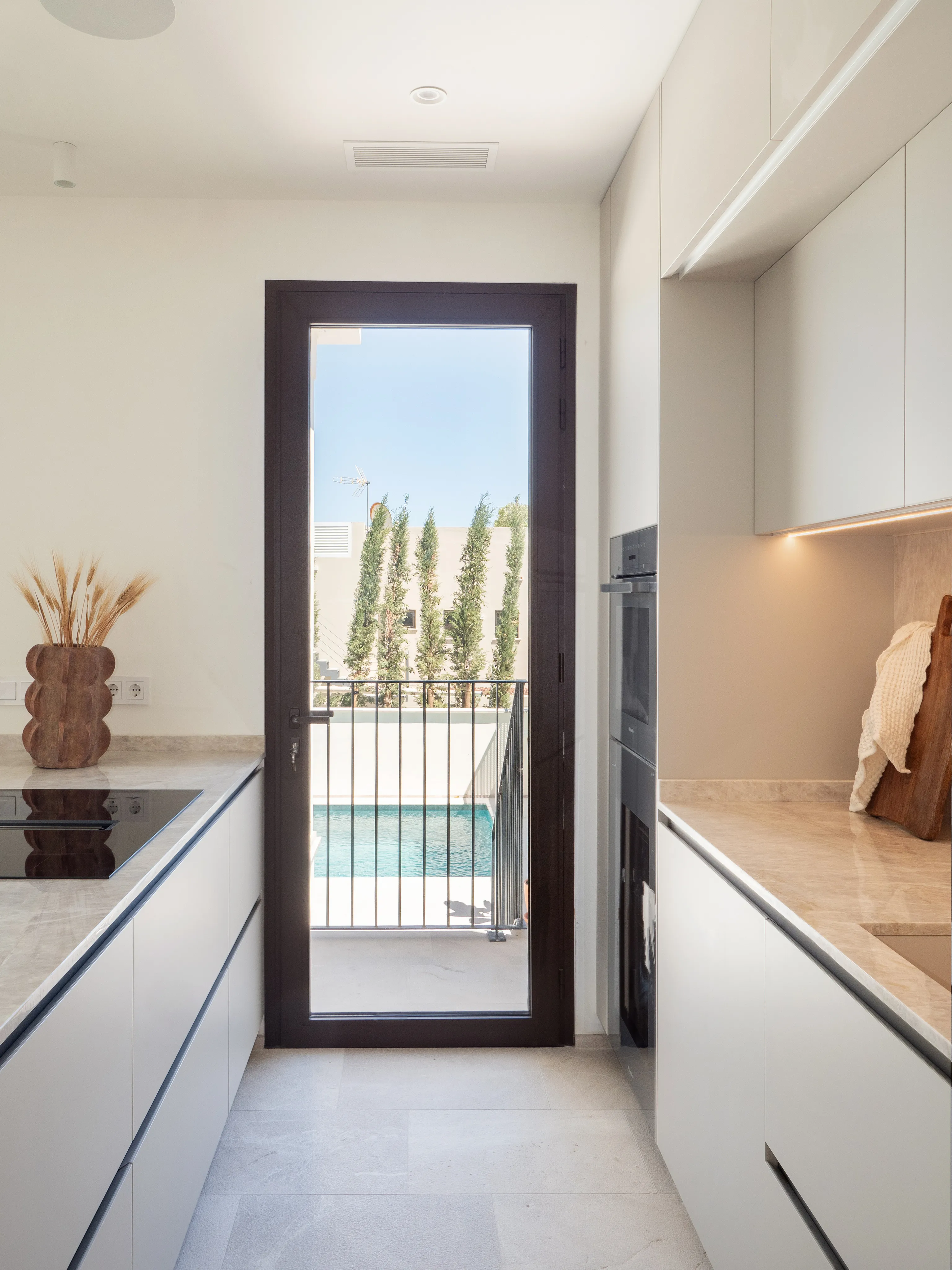 Exquisite contemporary villa with bay views in Génova-7