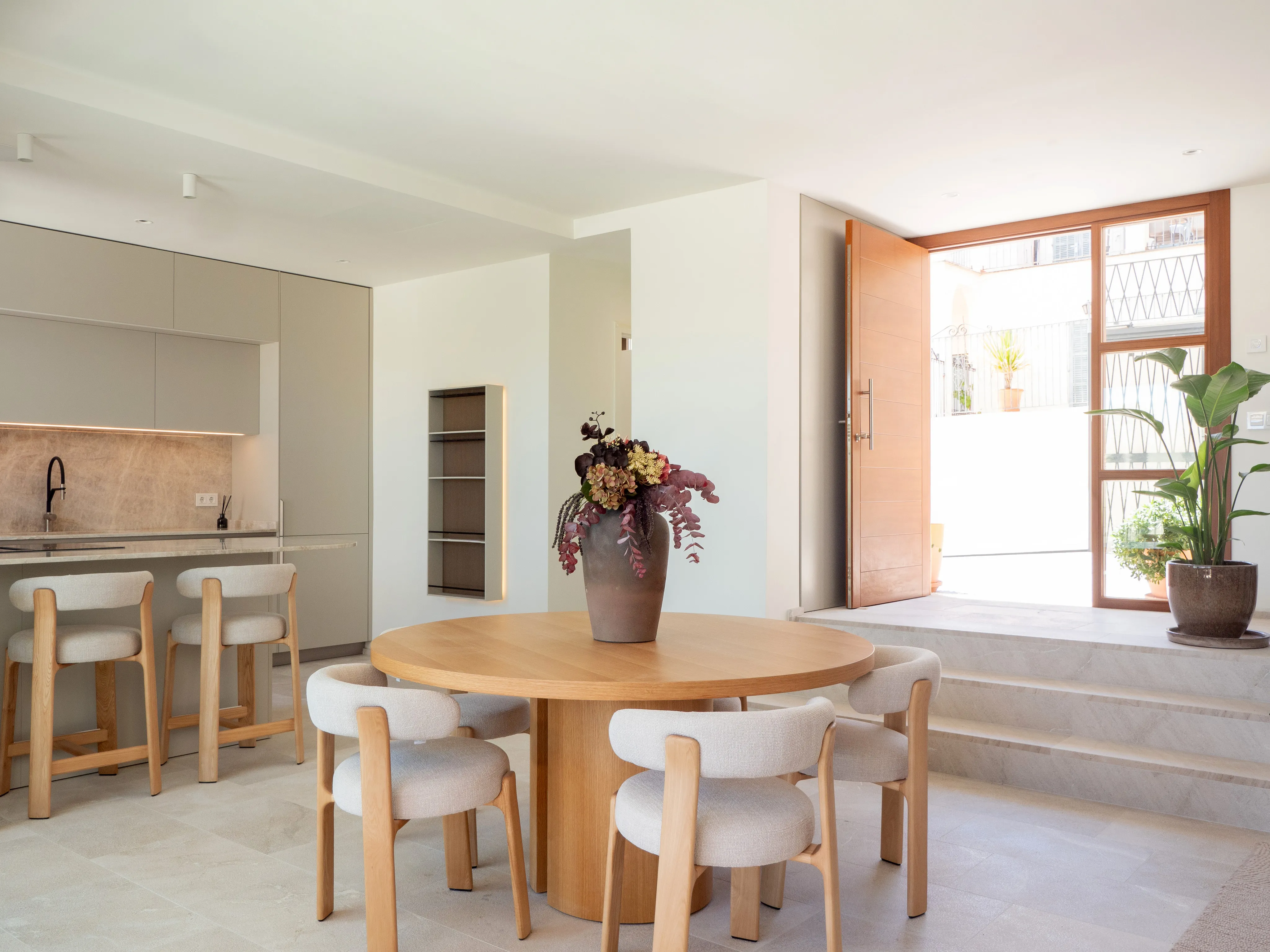 Exquisite contemporary villa with bay views in Génova-9