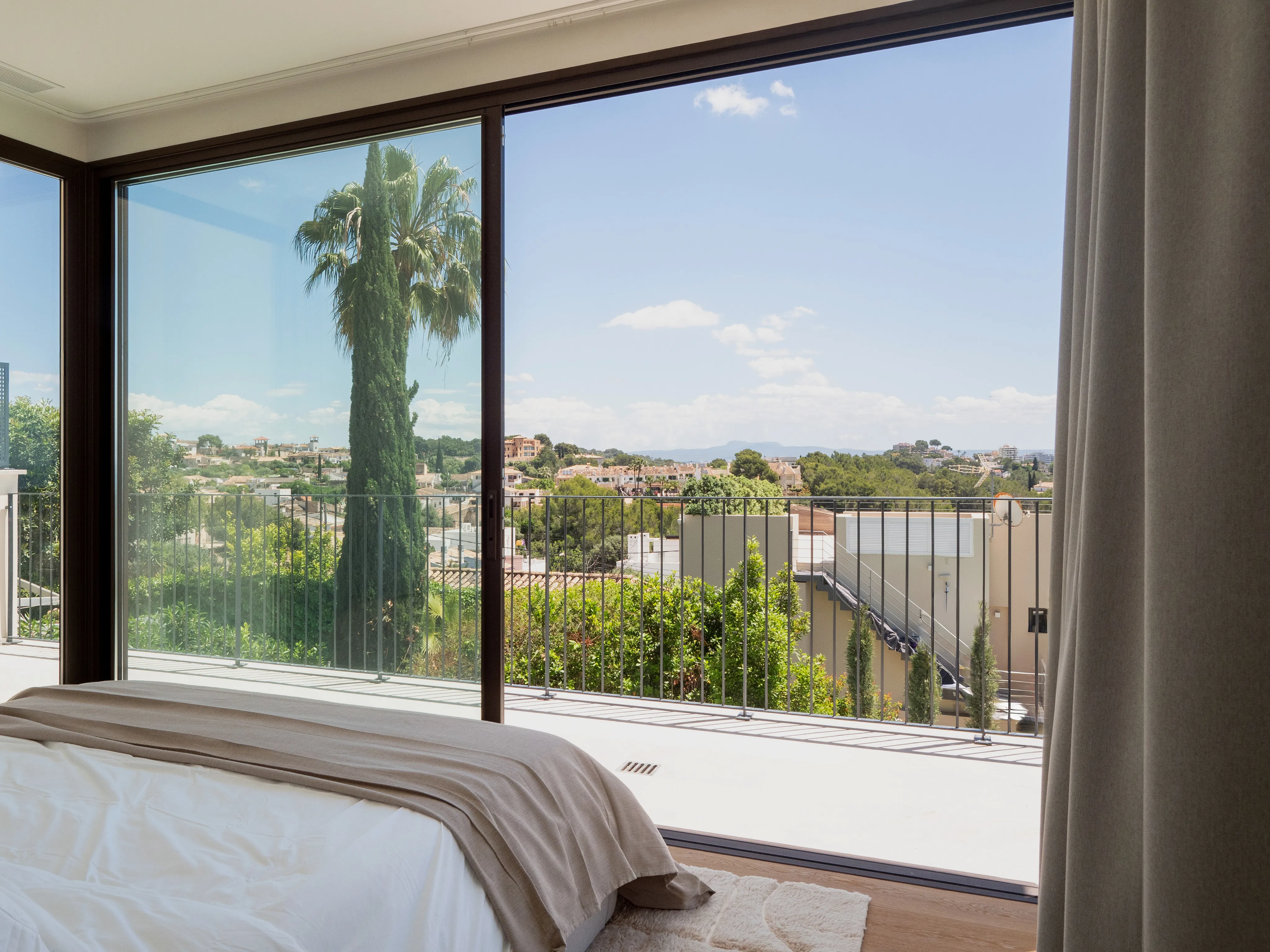 Exquisite contemporary villa with bay views in Génova-15