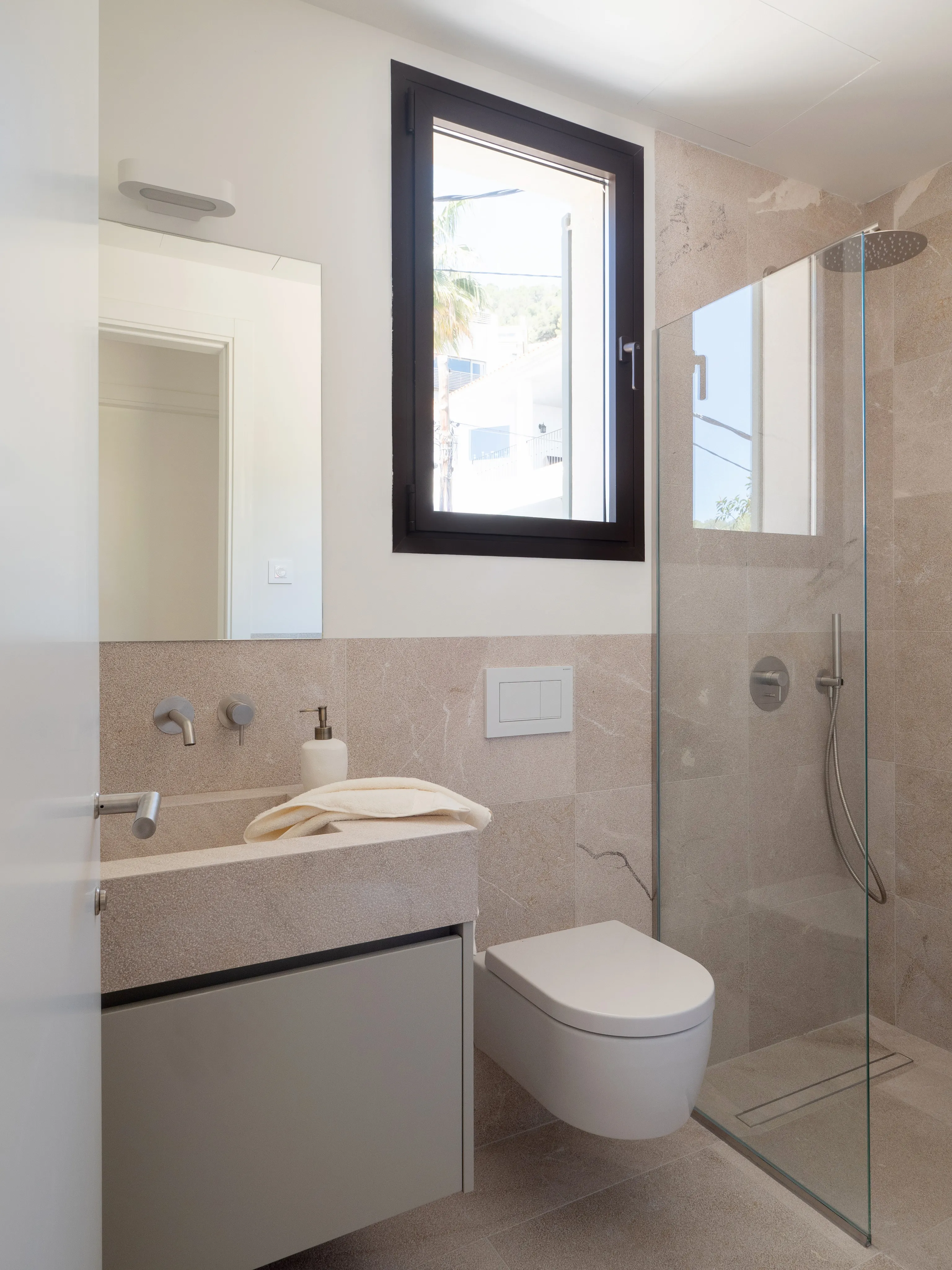 Exquisite contemporary villa with bay views in Génova-21