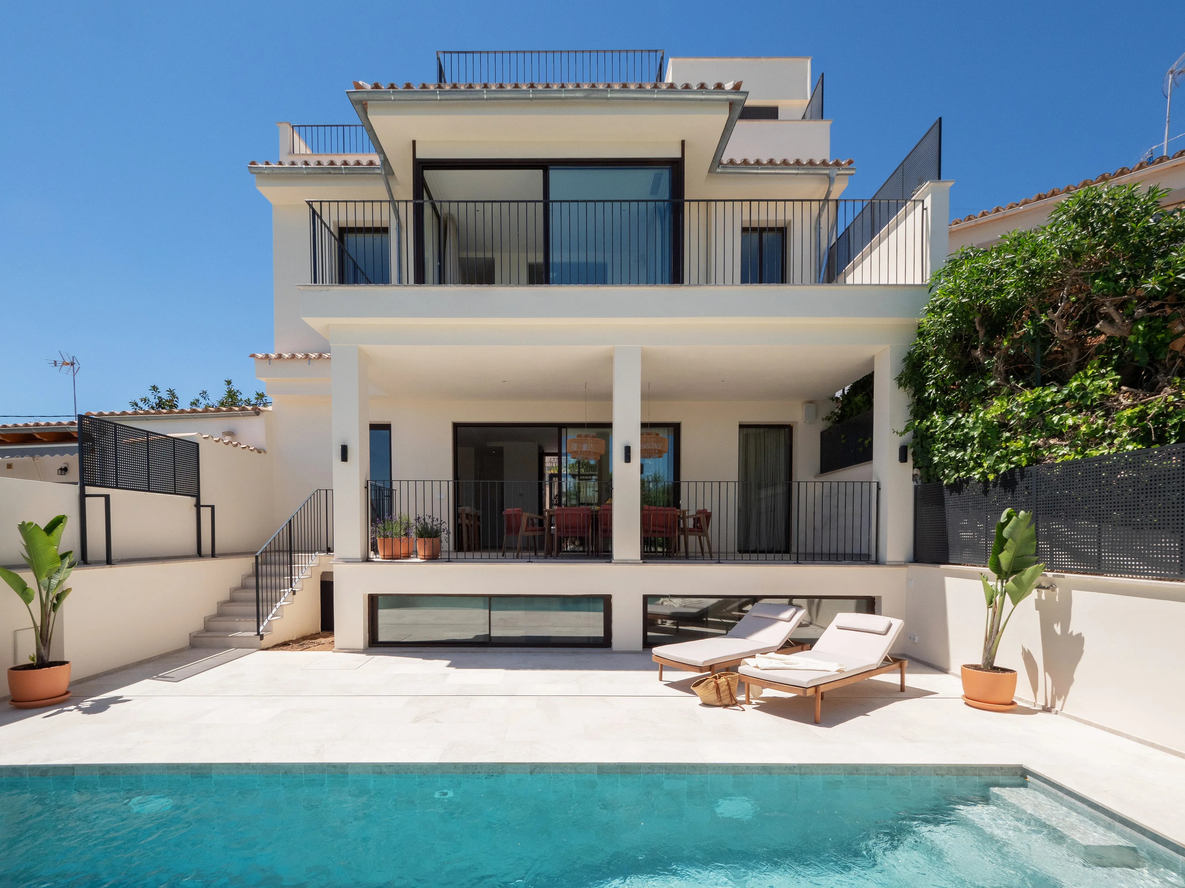Exquisite contemporary villa with bay views in Génova-13