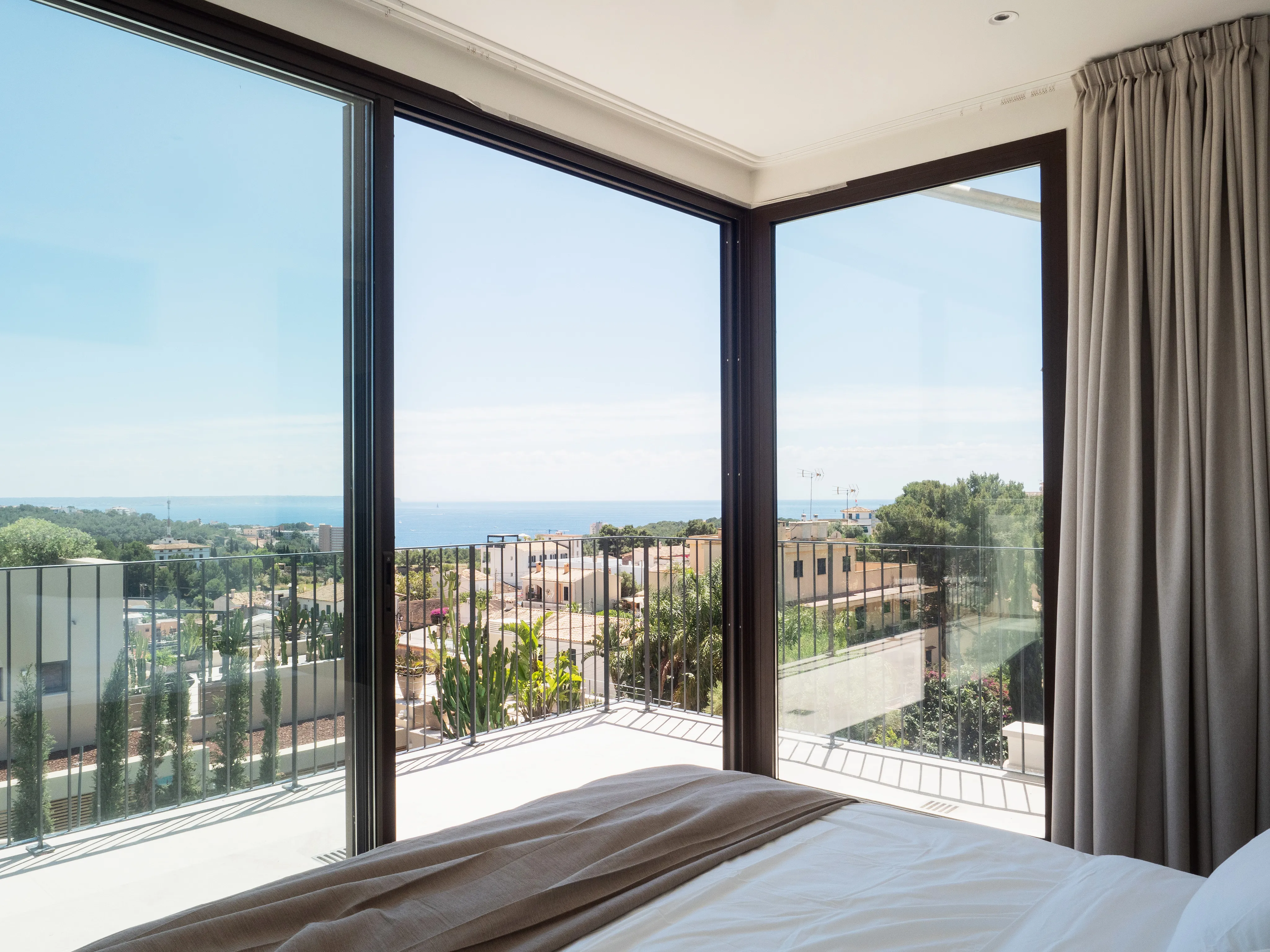 Exquisite contemporary villa with bay views in Génova-16