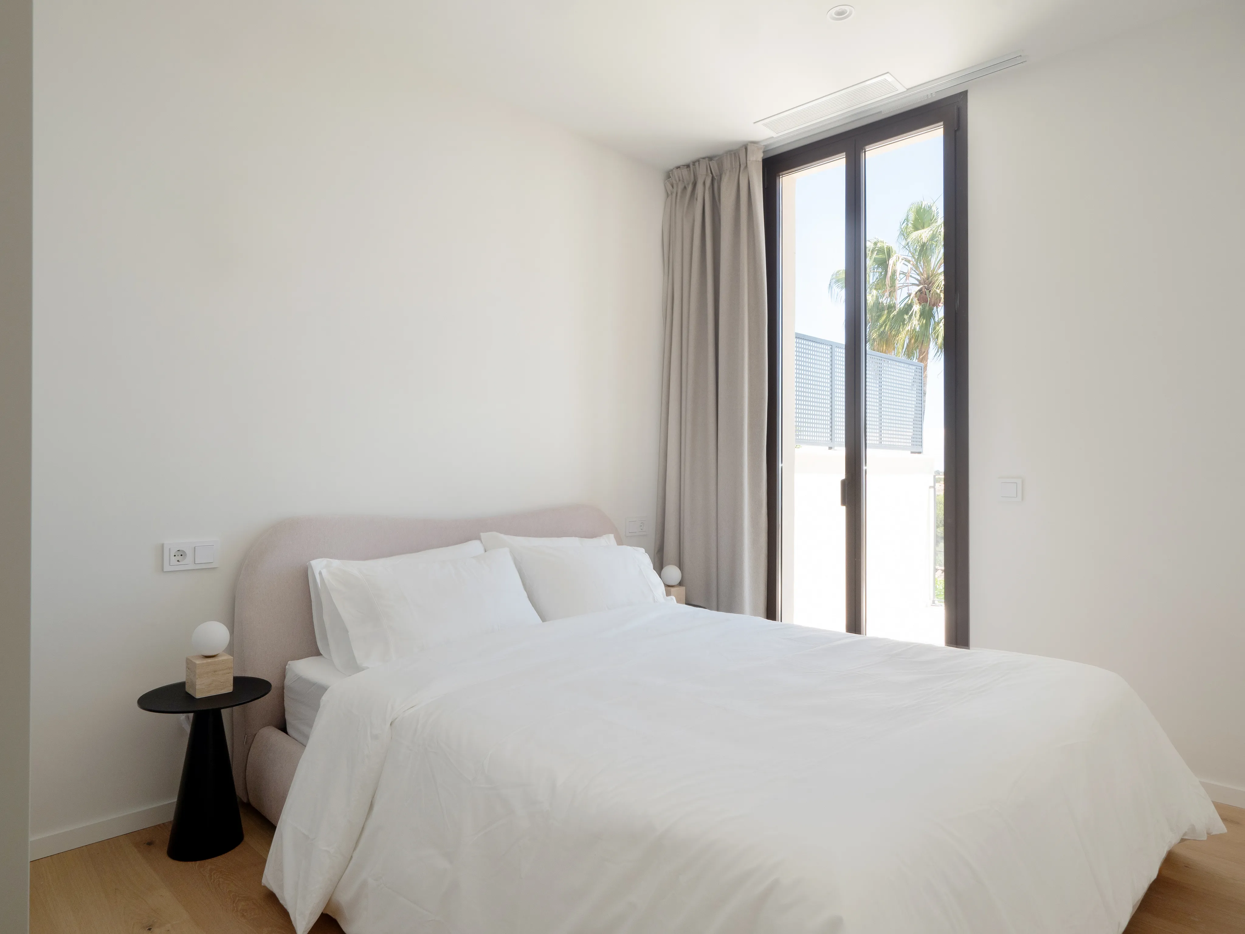 Exquisite contemporary villa with bay views in Génova-22