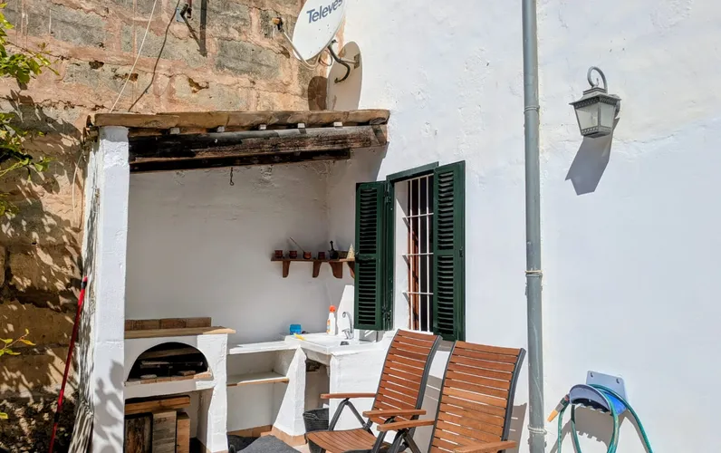 Duża kamienica z ogrodem i kuchnią na świeżym powietrzu w Consell