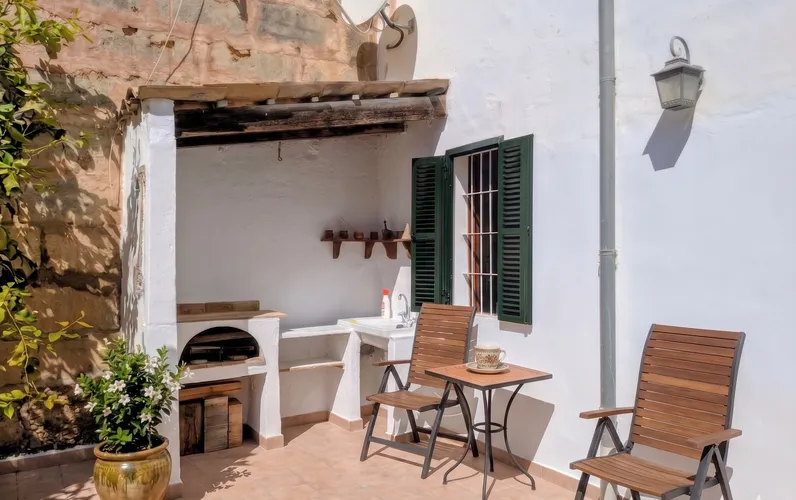 Stort byhus med have og udekøkken i Consell