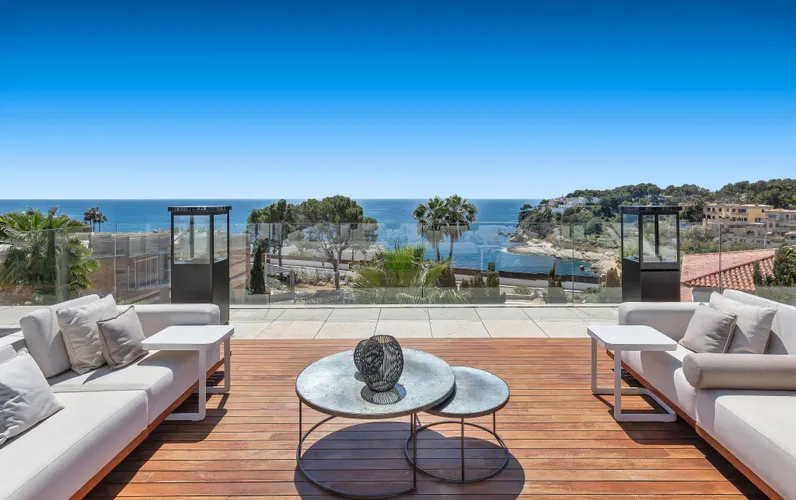 Villa moderna con fantastica vista sul mare in una posizione privilegiata