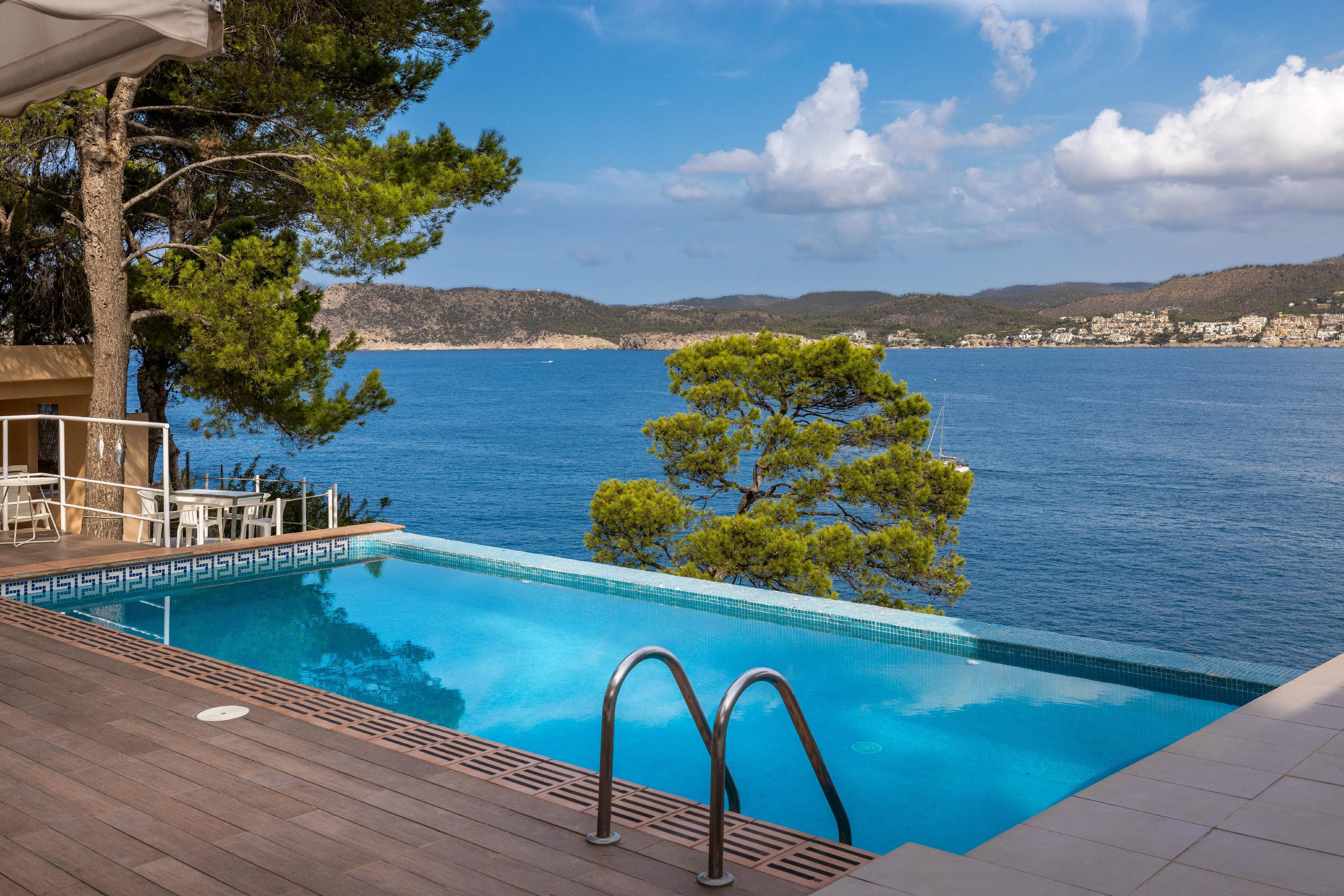 Villa in first sea line with impressive views-19