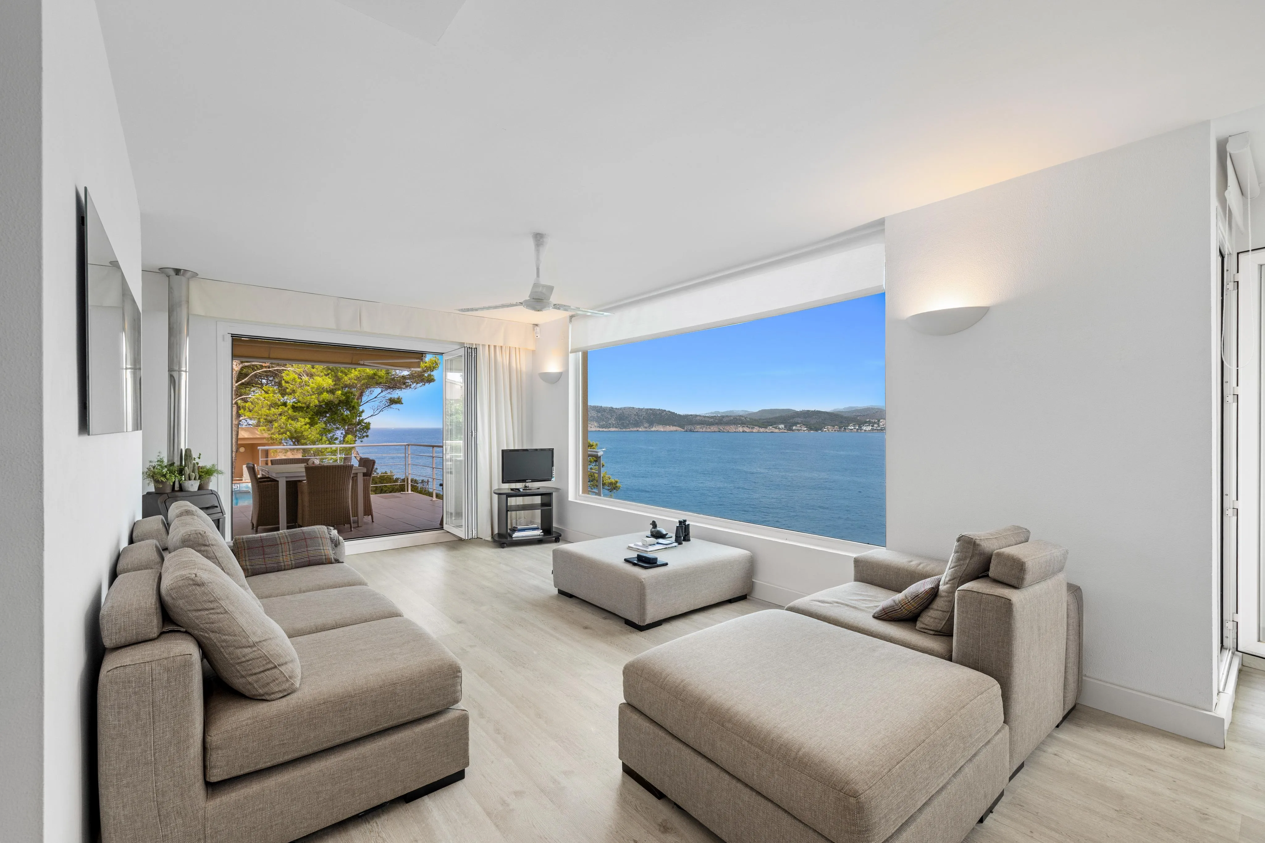 Villa in first sea line with impressive views-3