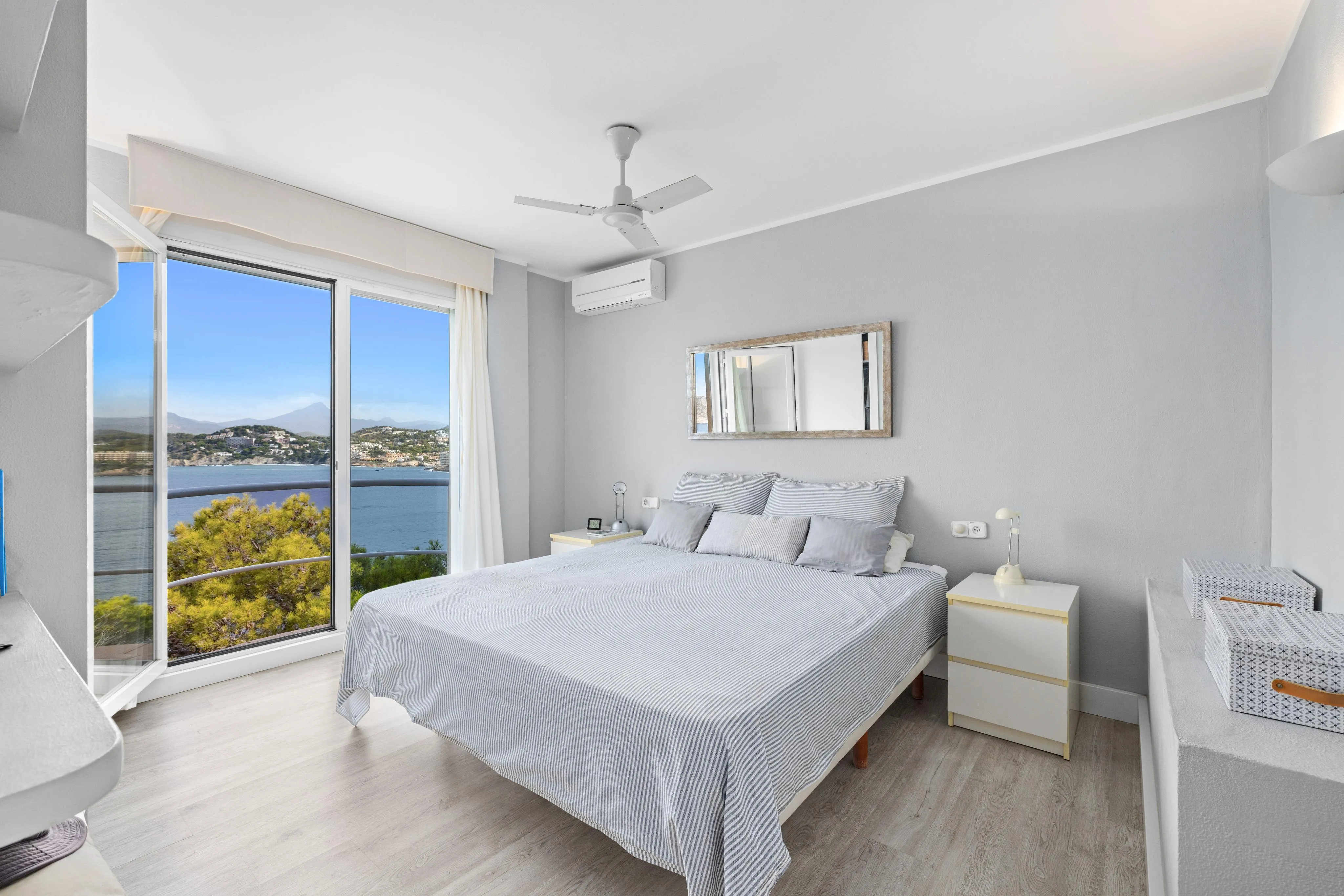 Villa in first sea line with impressive views-11