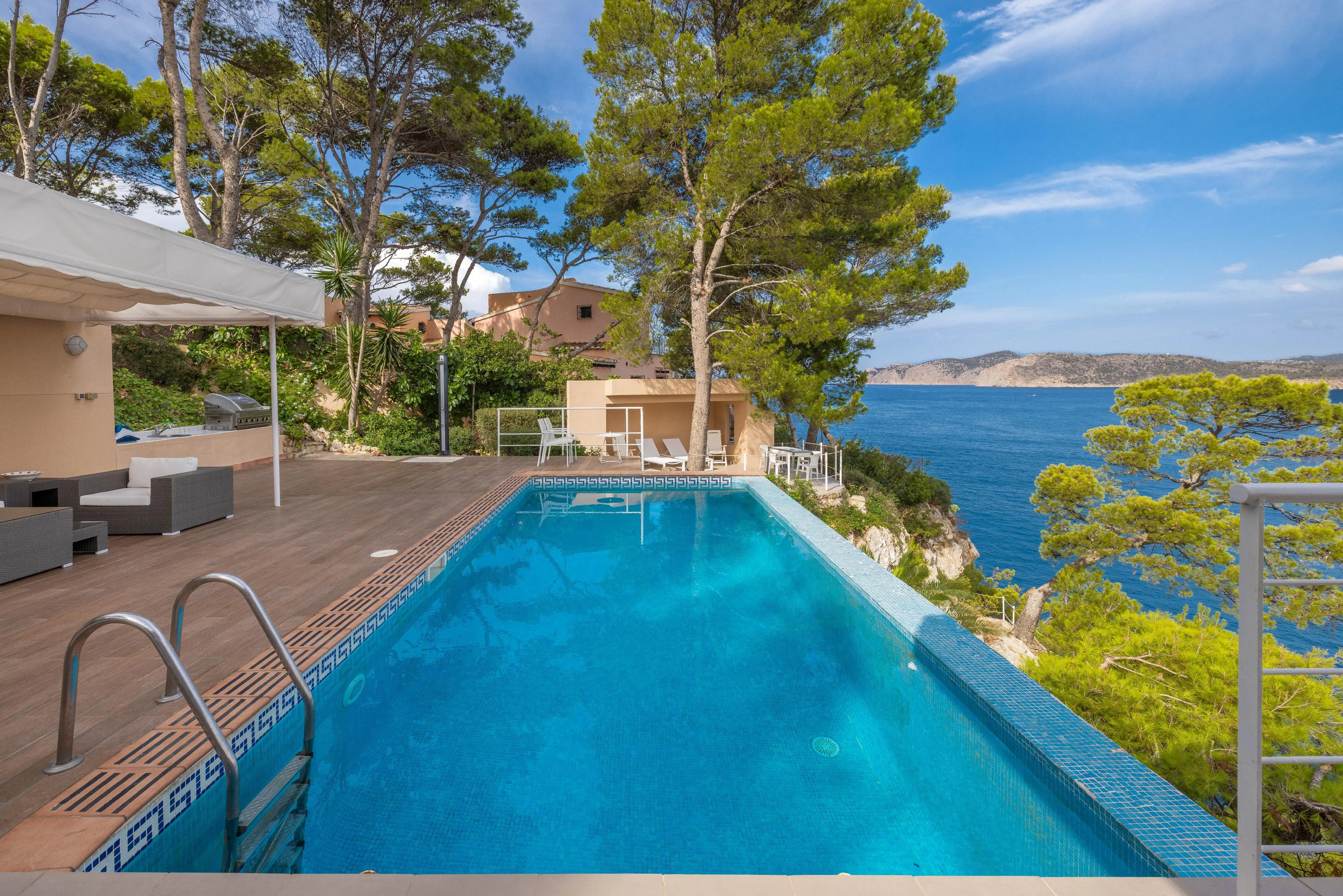 Villa in first sea line with impressive views-20