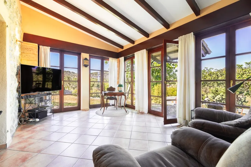 Landsted beliggende i et smukt landskab-4