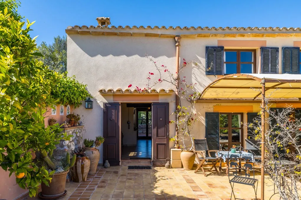 Landsted beliggende i et smukt landskab-3