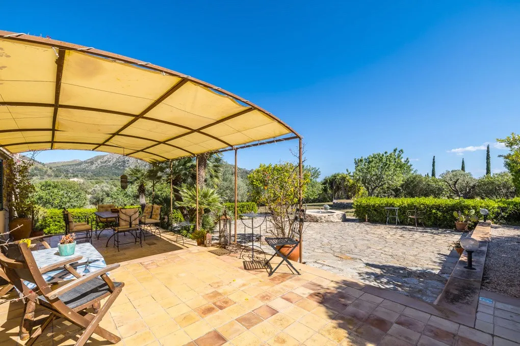 Landsted beliggende i et smukt landskab-10