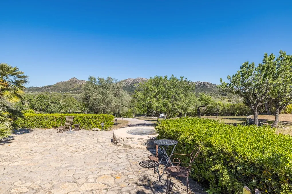 Landsted beliggende i et smukt landskab-11