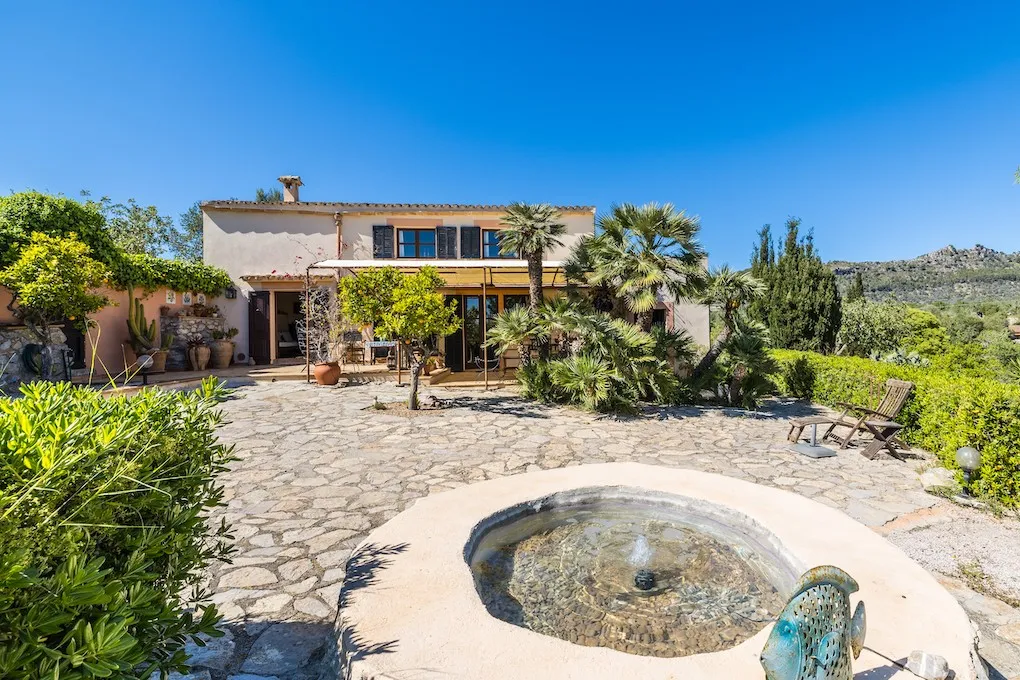 Finca mitt i ett vackert landskap nära Artá-12