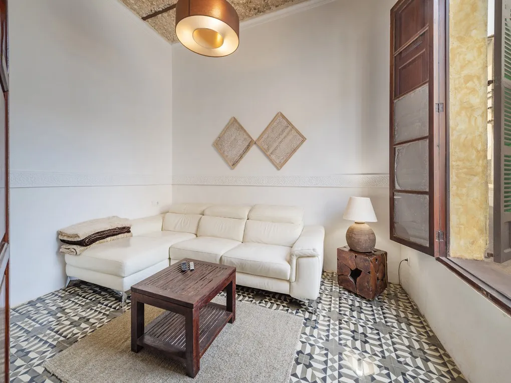 Casa di paese splendidamente ristrutturata con garage, piscina e licenza di locazione turistica-1