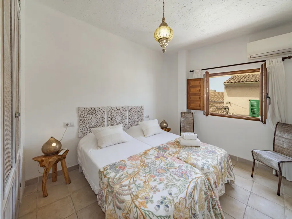 Casa di paese splendidamente ristrutturata con garage, piscina e licenza di locazione turistica-16