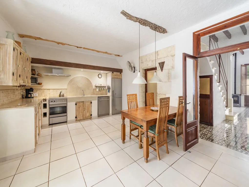 Casa di paese splendidamente ristrutturata con garage, piscina e licenza di locazione turistica-9