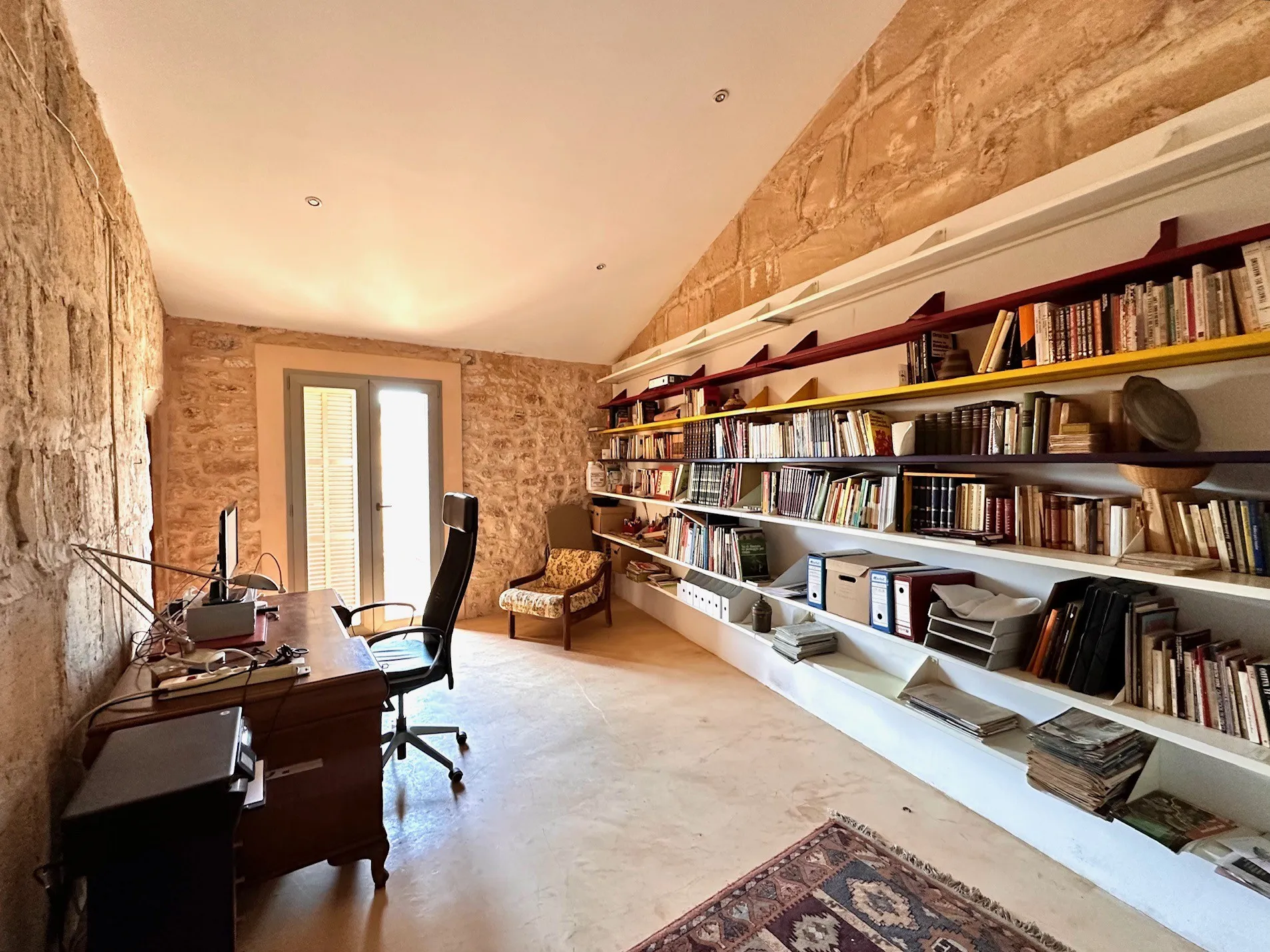 Rymligt radhus med byggbar tomt i centrala Santanyi-8