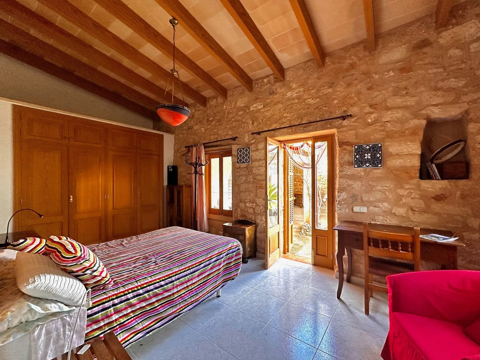 Rymligt radhus med byggbar tomt i centrala Santanyi-10