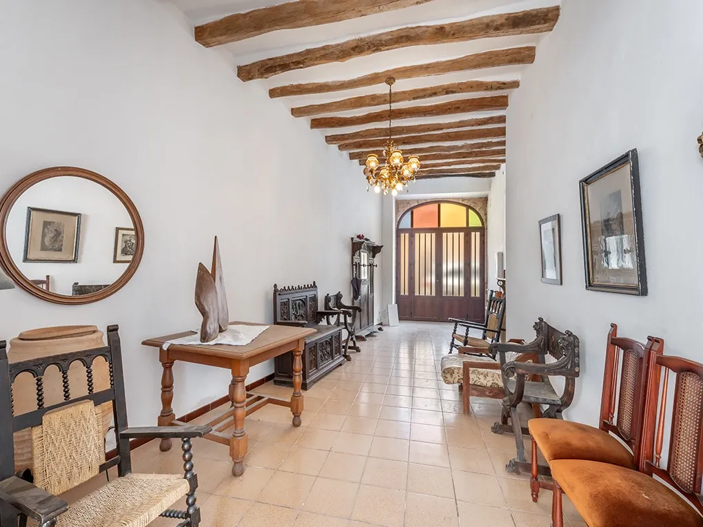 Rymligt radhus med byggbar tomt i centrala Santanyi-2