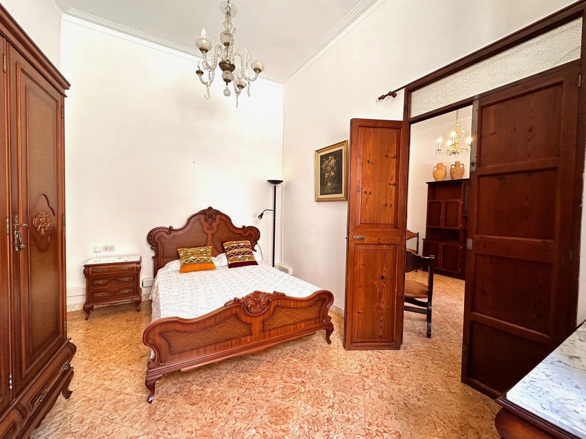 Rymligt radhus med byggbar tomt i centrala Santanyi-11