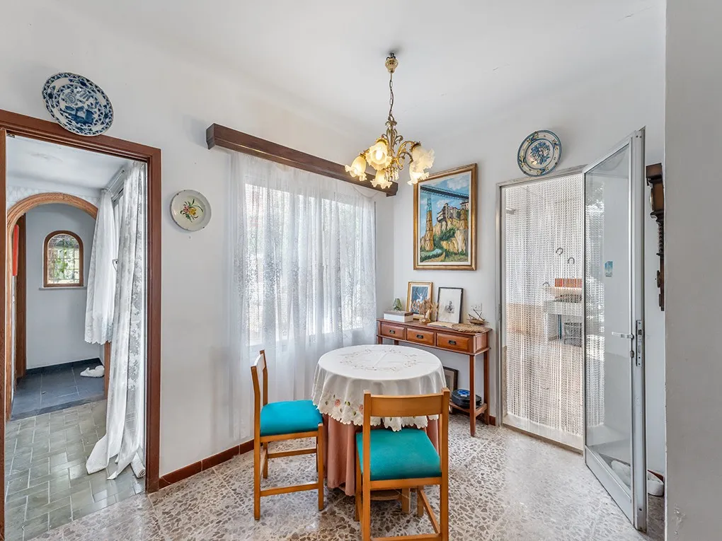 Rymligt radhus med byggbar tomt i centrala Santanyi-4