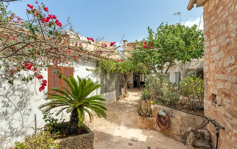 Просторный таунхаус с участком под застройку в центре Сантаньи