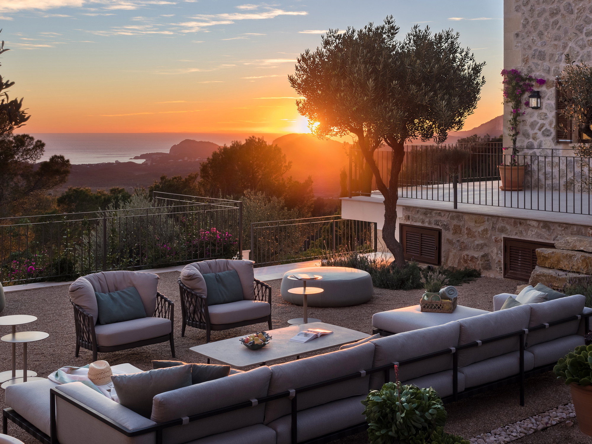 Tramuntana estate with three villas and sea views