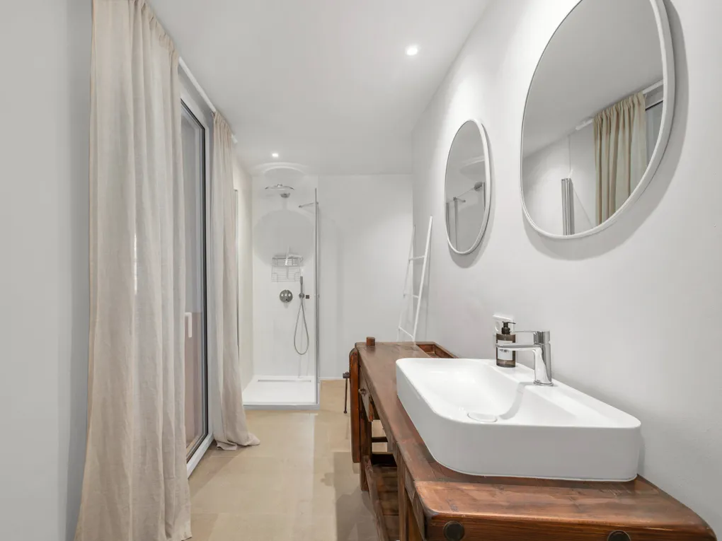 Completely refurbished apartment with amazing sea views-10