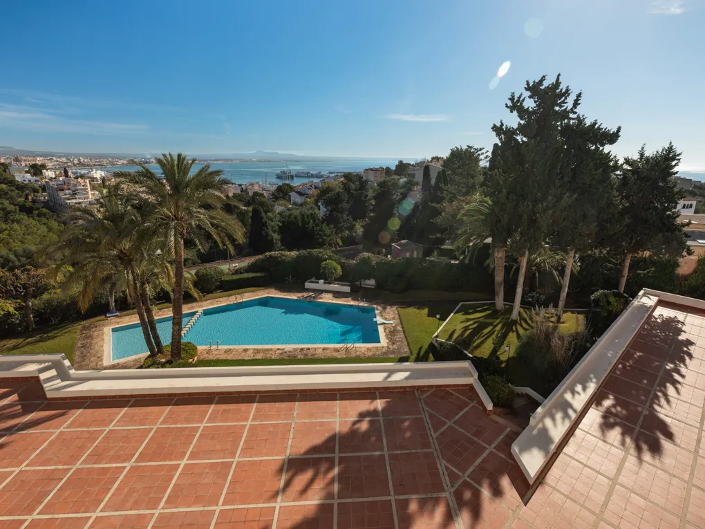 Completely refurbished apartment with amazing sea views-16