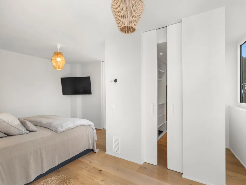 Completely refurbished apartment with amazing sea views-14