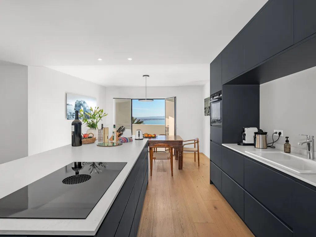 Completely refurbished apartment with amazing sea views-6