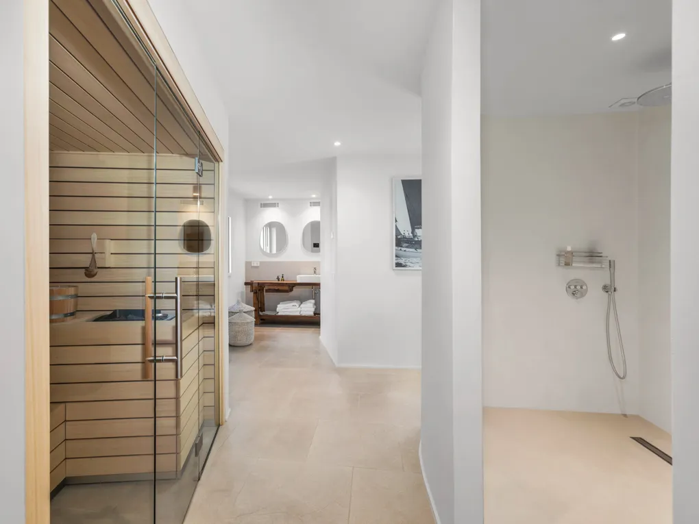 Completely refurbished apartment with amazing sea views-12