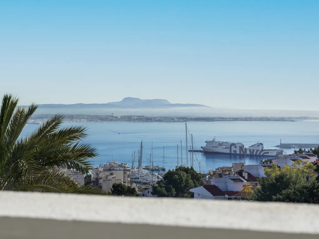 Completely refurbished apartment with amazing sea views-1