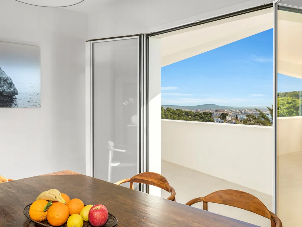 Completely refurbished apartment with amazing sea views-4