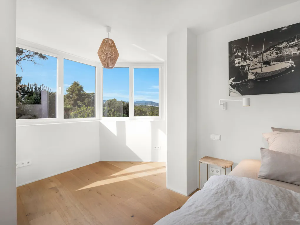 Completely refurbished apartment with amazing sea views-9